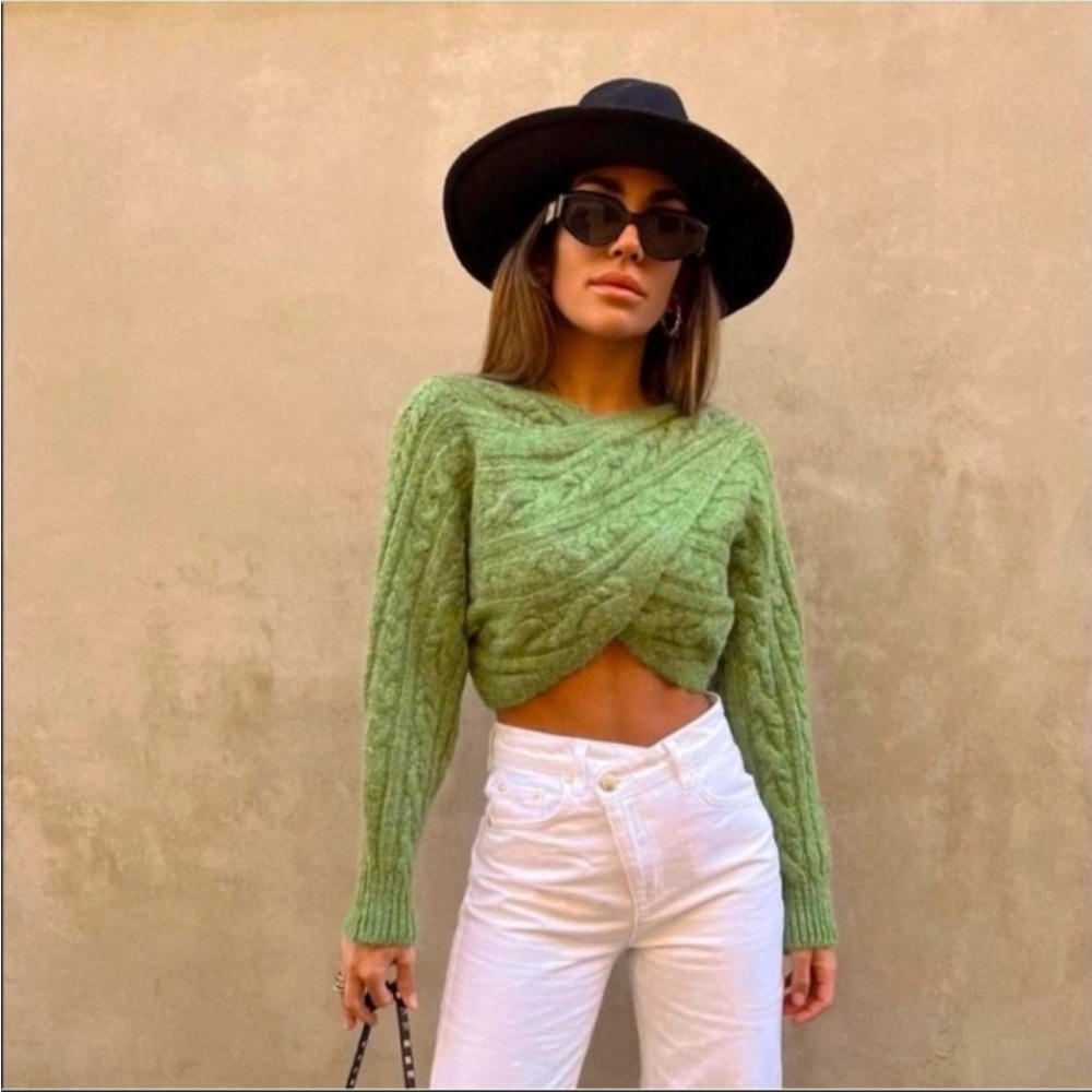 Cropped bolero with wrap front and long sleeves.
Cable knit.
Color: Green